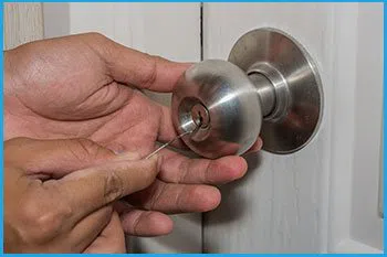 Lock Locksmith Services Des Moines, IA 515-329-0008 - 14-unlock-door